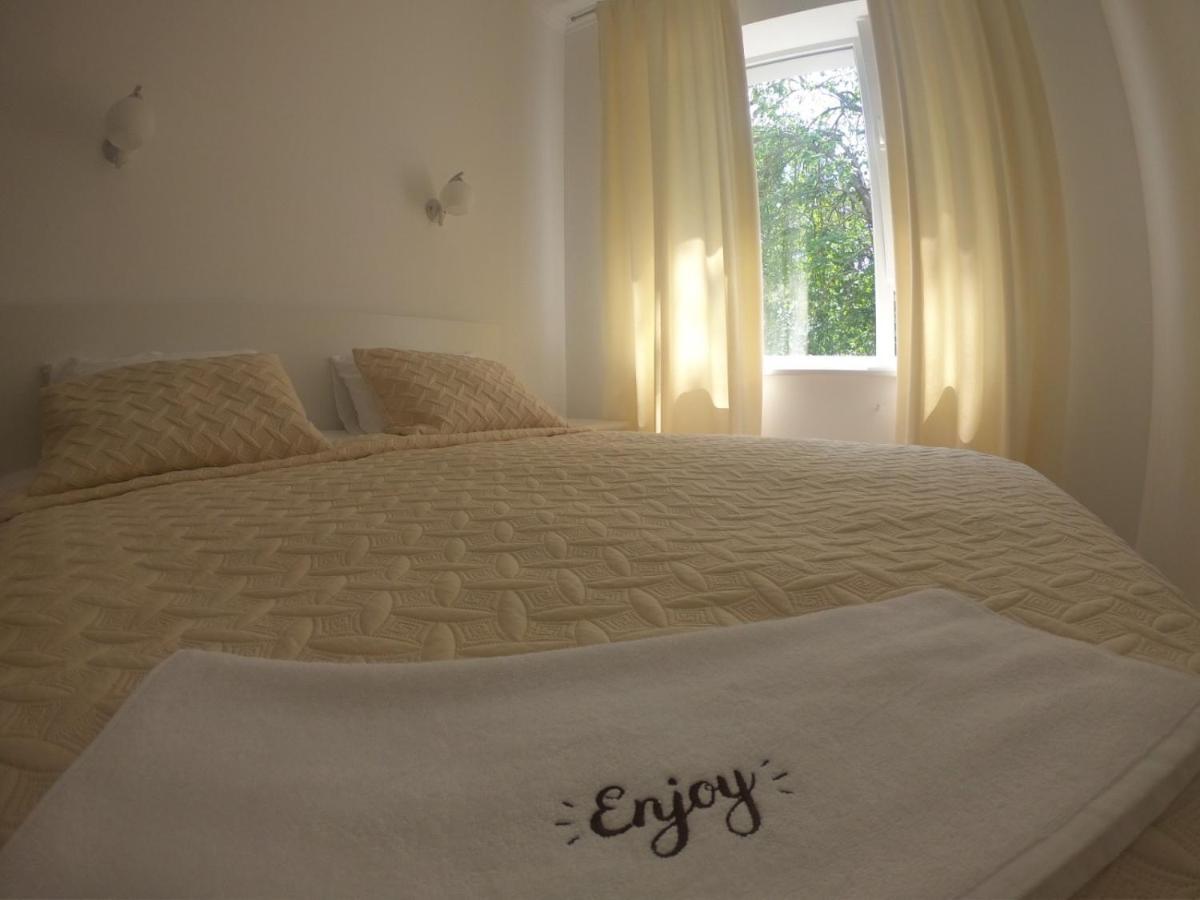 סרגייבקה Boutique Hotel Enjoy מראה חיצוני תמונה